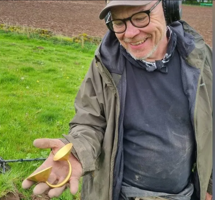 A beautifully preserved gold buckle from the Bronze Age as the best find of the year